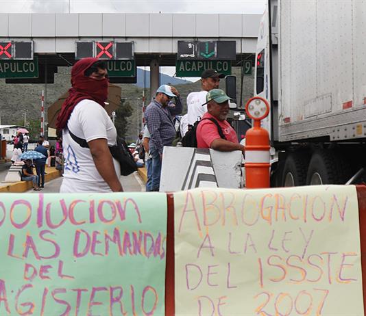 Maestros contin&uacute;an protestas y toman casetas de peaje en centro y sur de M&eacute;xico