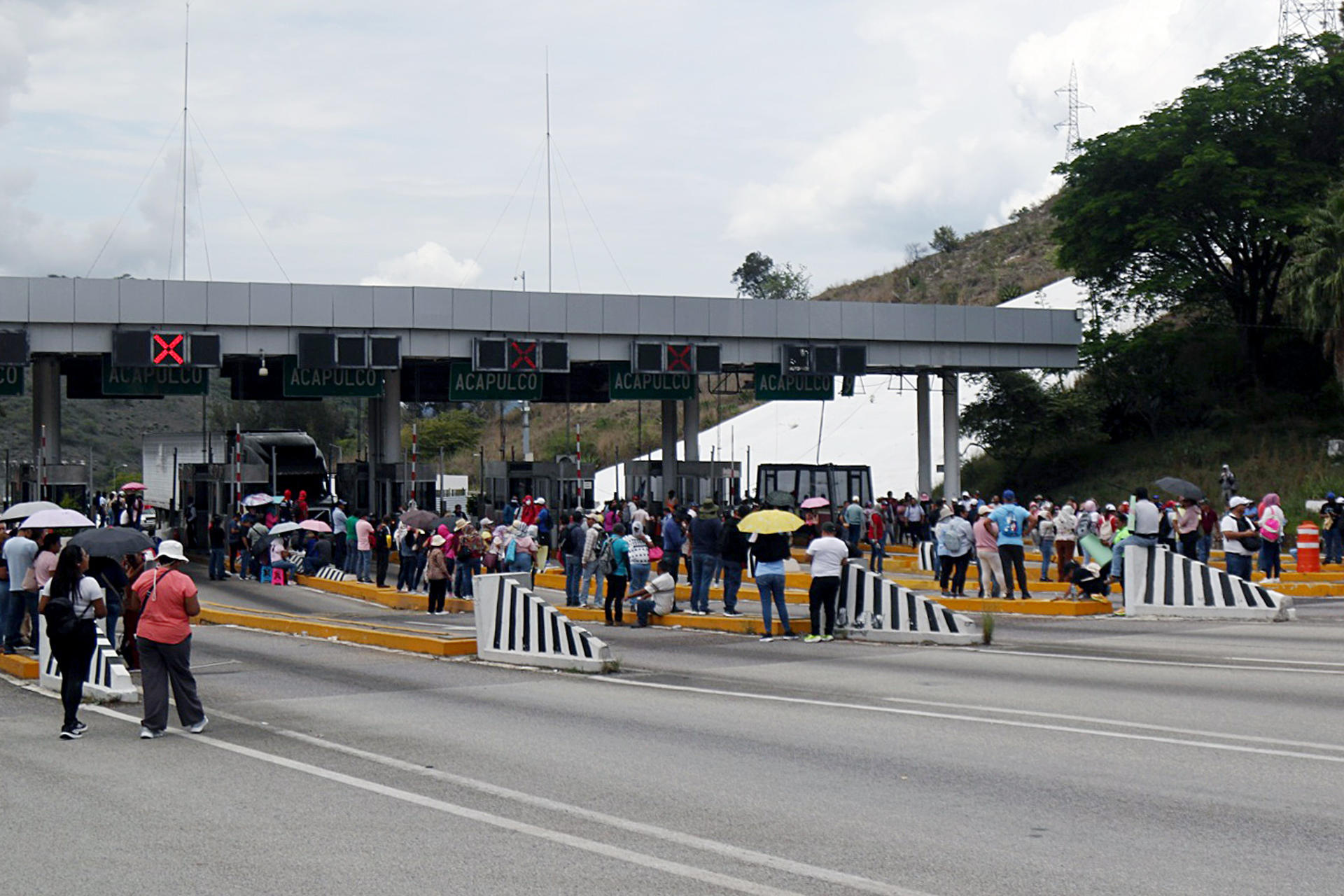 Maestros continúan protestas y toman casetas de peaje en centro y sur de México