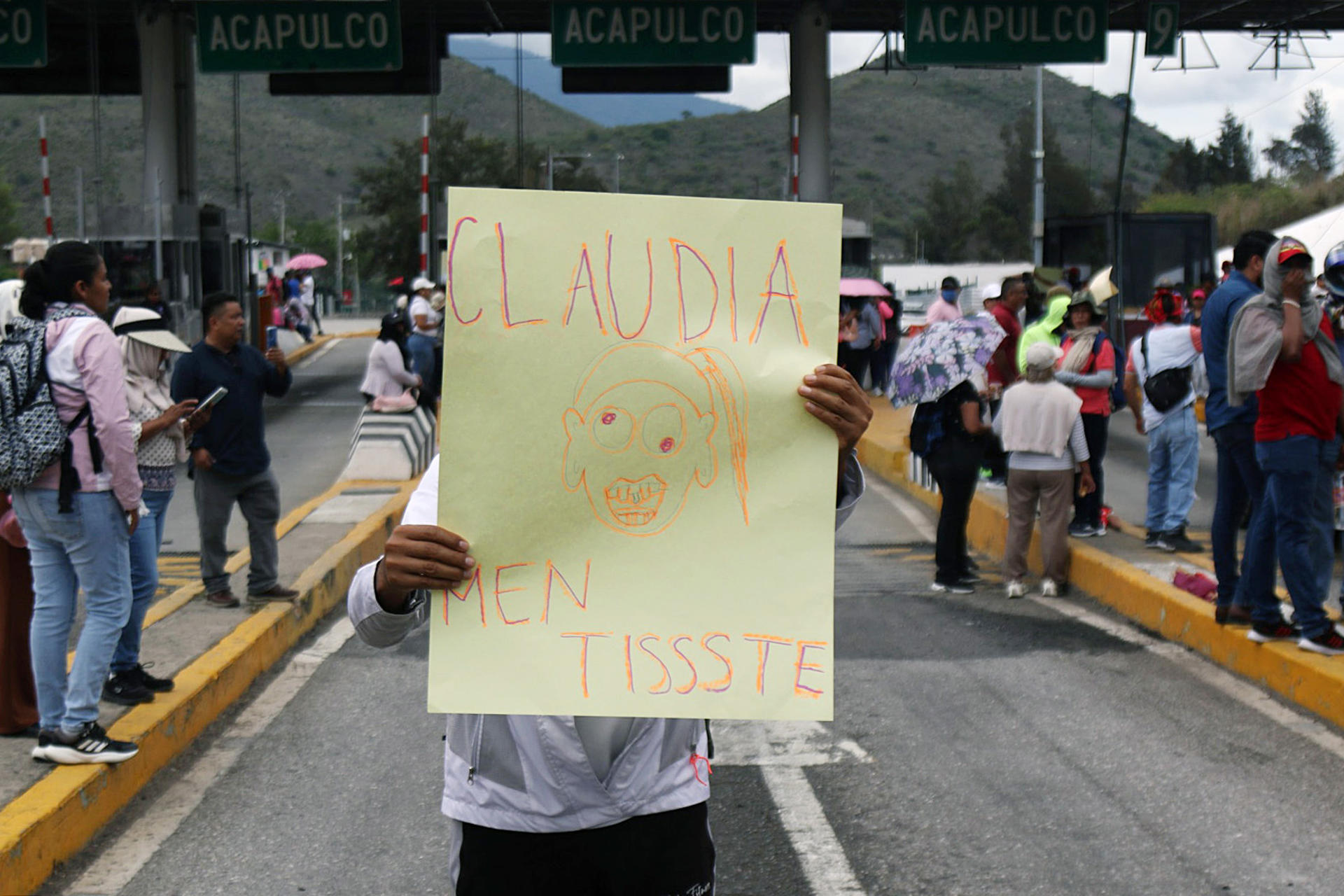 Maestros continúan protestas y toman casetas de peaje en centro y sur de México