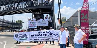 Jubilados protestan en aeropuertos de M&eacute;xico por la reducci&oacute;n de sus pensiones