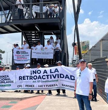 Jubilados protestan en aeropuertos de M&eacute;xico por la reducci&oacute;n de sus pensiones