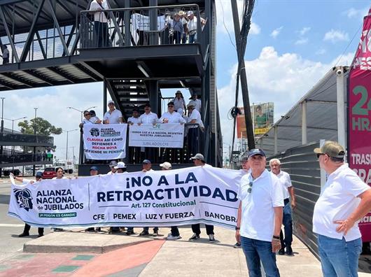 Jubilados protestan en aeropuertos de M&eacute;xico por la reducci&oacute;n de sus pensiones