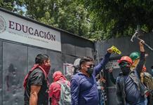 Protestas de maestros en México preocupan a una semana del Mundial