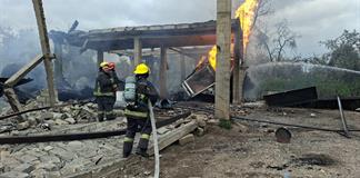 Tres heridos en explosi&oacute;n de una bodega con cuatro tanques de gas en Puebla