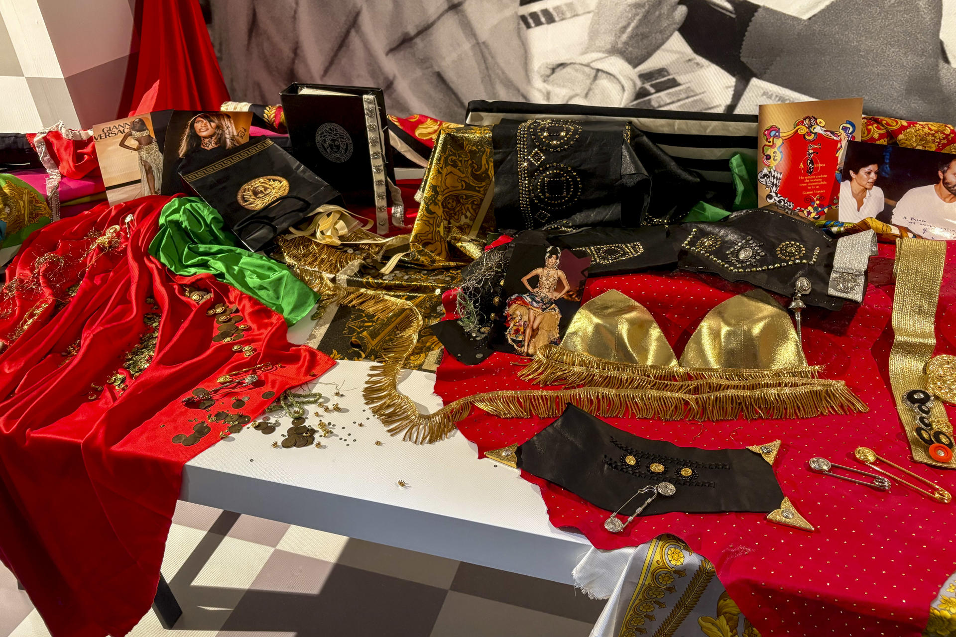 París rinde homenaje al diseñador italiano Gianni Versace 80 años después de su nacimiento