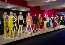 París rinde homenaje al diseñador italiano Gianni Versace 80 años después de su nacimiento