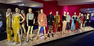 Par&iacute;s rinde homenaje al dise&ntilde;ador italiano Gianni Versace 80 a&ntilde;os despu&eacute;s de su nacimiento
