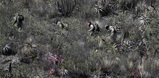 Polic&iacute;as y militares desbloquean en La Paz ruta cr&iacute;tica para el paso de alimentos