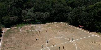 La cancha de fútbol que resiste dentro de un antiguo volcán en el sur de Ciudad de México La cancha de fútbol que resiste dentro de un antiguo volcán en el sur de Ciudad de México