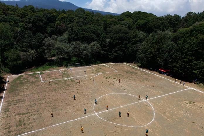 La cancha de fútbol que resiste dentro de un antiguo volcán en el sur de Ciudad de México La cancha de fútbol que resiste dentro de un antiguo volcán en el sur de Ciudad de México