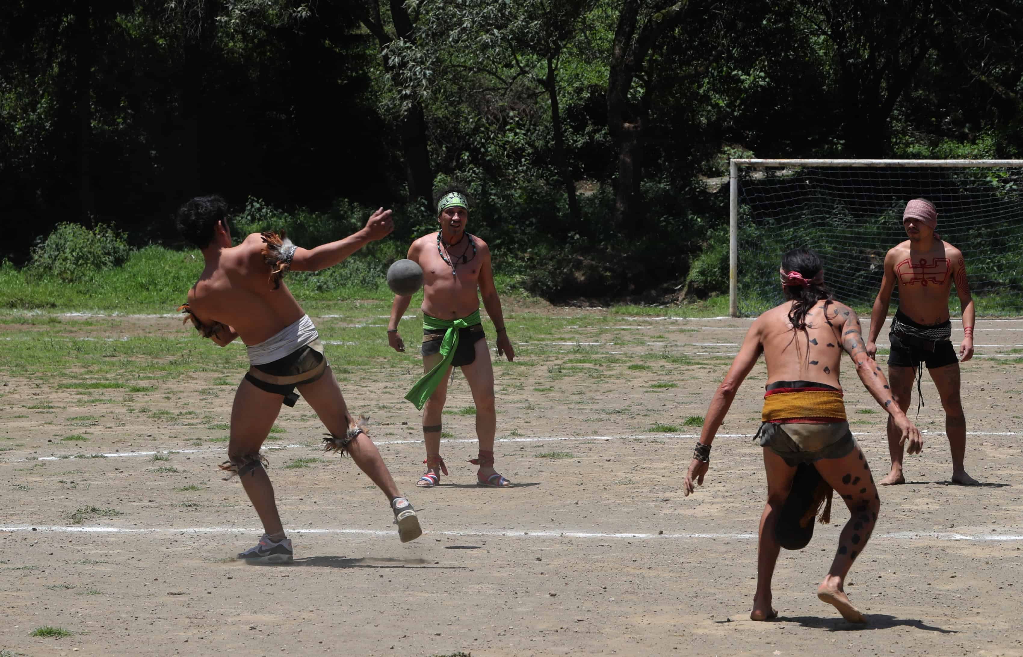 La cancha de fútbol que resiste dentro de un antiguo volcán en el sur de Ciudad de México La cancha de fútbol que resiste dentro de un antiguo volcán en el sur de Ciudad de México