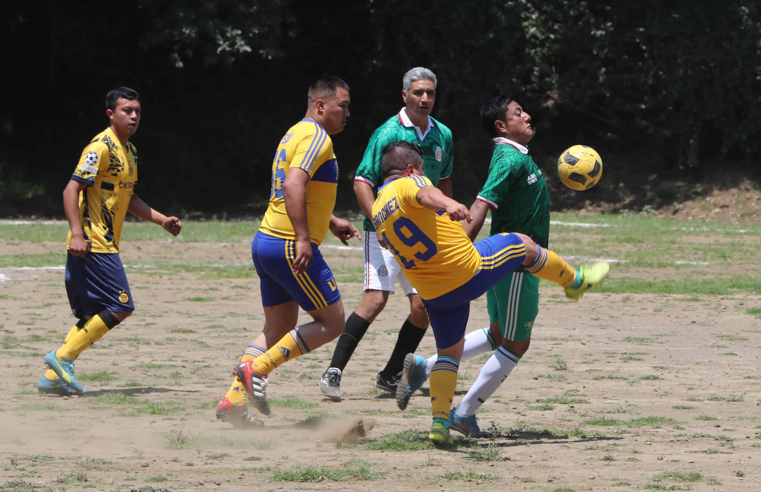 La cancha de fútbol que resiste dentro de un antiguo volcán en el sur de Ciudad de México La cancha de fútbol que resiste dentro de un antiguo volcán en el sur de Ciudad de México