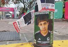 Pegan fichas de búsqueda con temática mundialista