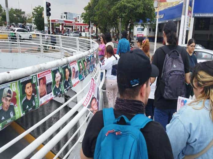 Pegan fichas de búsqueda con temática mundialista