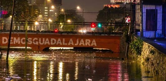 Ni basura ni lluvia, inundaciones en ZMG son por crecimiento urbano desordenado, concluyen expertos