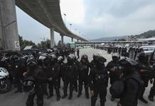 Policía mexicana frena a estudiantes de Ayotzinapa que se unirían a protestas de maestros