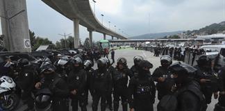 Polic&iacute;a mexicana frena a estudiantes de Ayotzinapa que se unir&iacute;an a protestas de maestros