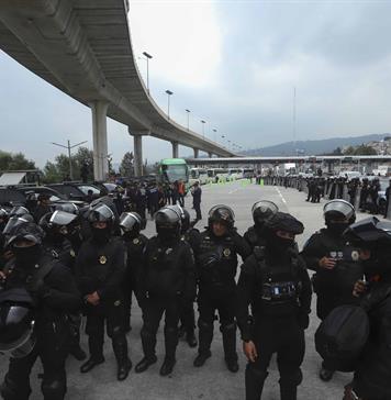 Policía mexicana frena a estudiantes de Ayotzinapa que se unirían a protestas de maestros Policía mexicana frena a estudiantes de Ayotzinapa que se unirían a protestas de maestros
