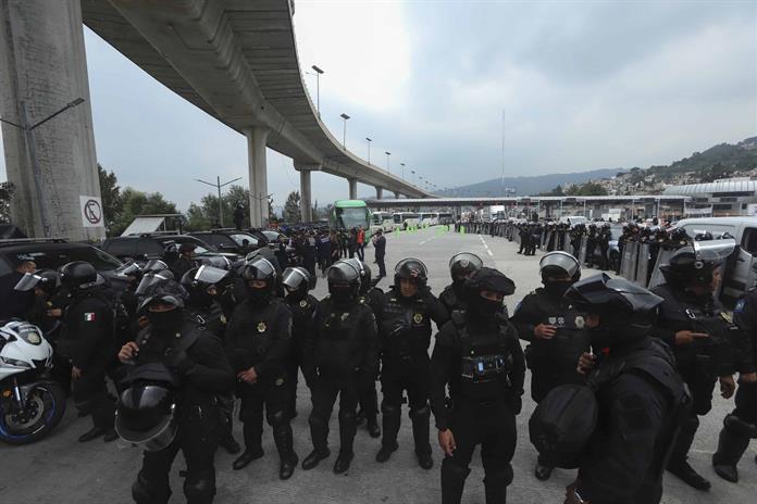 Policía mexicana frena a estudiantes de Ayotzinapa que se unirían a protestas de maestros Policía mexicana frena a estudiantes de Ayotzinapa que se unirían a protestas de maestros
