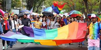 Visibilizan la migraci&oacute;n LGBT+ en Guadalajara con marcha multitudinaria
