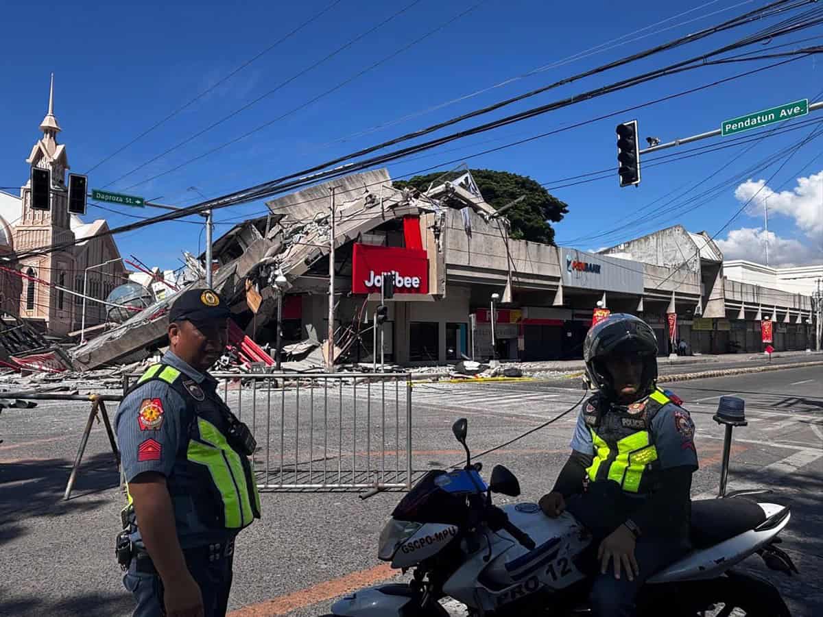 El sismo de Filipinas deja 41 muertos y los pacientes son atendidos a la intemperie El sismo de Filipinas deja 41 muertos y los pacientes son atendidos a la intemperie