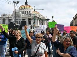 Millas de manifestantes bloquearon el acceso al estadio mundialista Azteca de M&eacute;xico