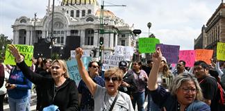 Millas de manifestantes bloquearon el acceso al estadio mundialista Azteca de México Millas de manifestantes bloquearon el acceso al estadio mundialista Azteca de México
