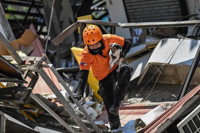 El sismo de Filipinas deja 41 muertos y los pacientes son atendidos a la intemperie El sismo de Filipinas deja 41 muertos y los pacientes son atendidos a la intemperie