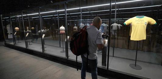 Museo mexicano Jumex estrena colección de objetos de Pelé y Messi a dos días del Mundial