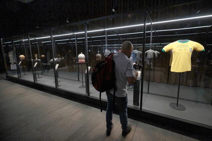Museo mexicano Jumex estrena colección de objetos de Pelé y Messi a dos días del Mundial Museo mexicano Jumex estrena colección de objetos de Pelé y Messi a dos días del Mundial