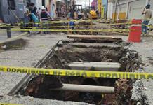 Atienden socavón en Analco; comerciantes reportan pérdidas