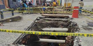 Atienden socavón en Analco; comerciantes reportan pérdidas Atienden socavón en Analco; comerciantes reportan pérdidas
