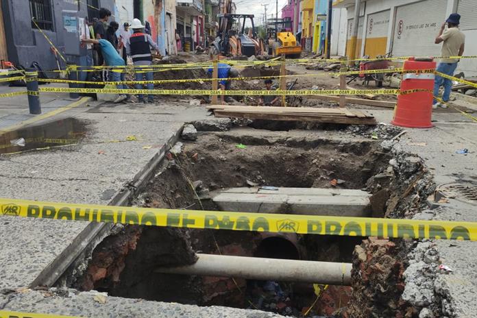 Atienden socavón en Analco; comerciantes reportan pérdidas Atienden socavón en Analco; comerciantes reportan pérdidas