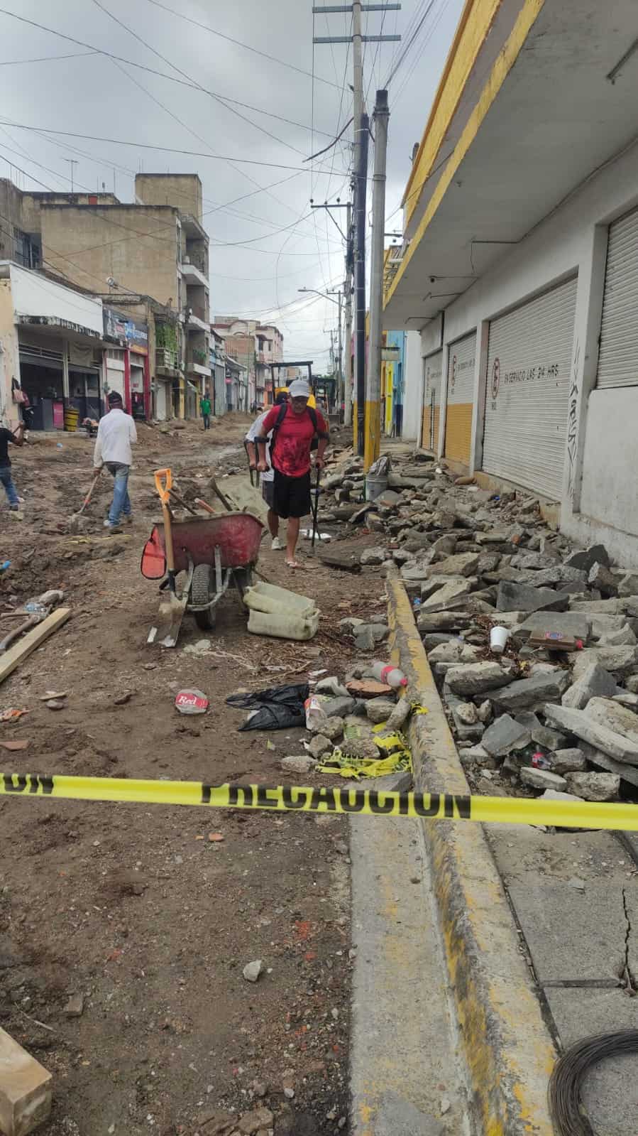 Atienden socavón en Analco; comerciantes reportan pérdidas Atienden socavón en Analco; comerciantes reportan pérdidas