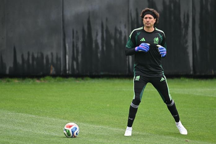 Guillermo Ochoa llega a su sexto Mundial entre halagos y dudas por edad Guillermo Ochoa llega a su sexto Mundial entre halagos y dudas por edad