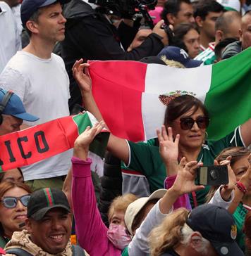Entradas prohibitivas y televisi&oacute;n de pago, los mexicanos critican el Mundial del lujo