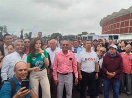 Entregan kits mundialistas a m&aacute;s de mil taxistas en Guadalajara