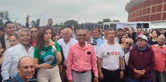 Entregan kits mundialistas a m&aacute;s de mil taxistas en Guadalajara