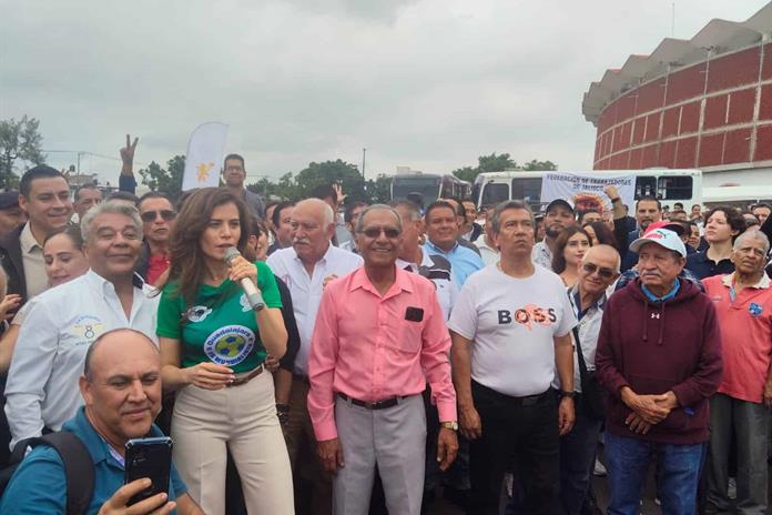 Entregan kits mundialistas a más de mil taxistas en Guadalajara Entregan kits mundialistas a más de mil taxistas en Guadalajara