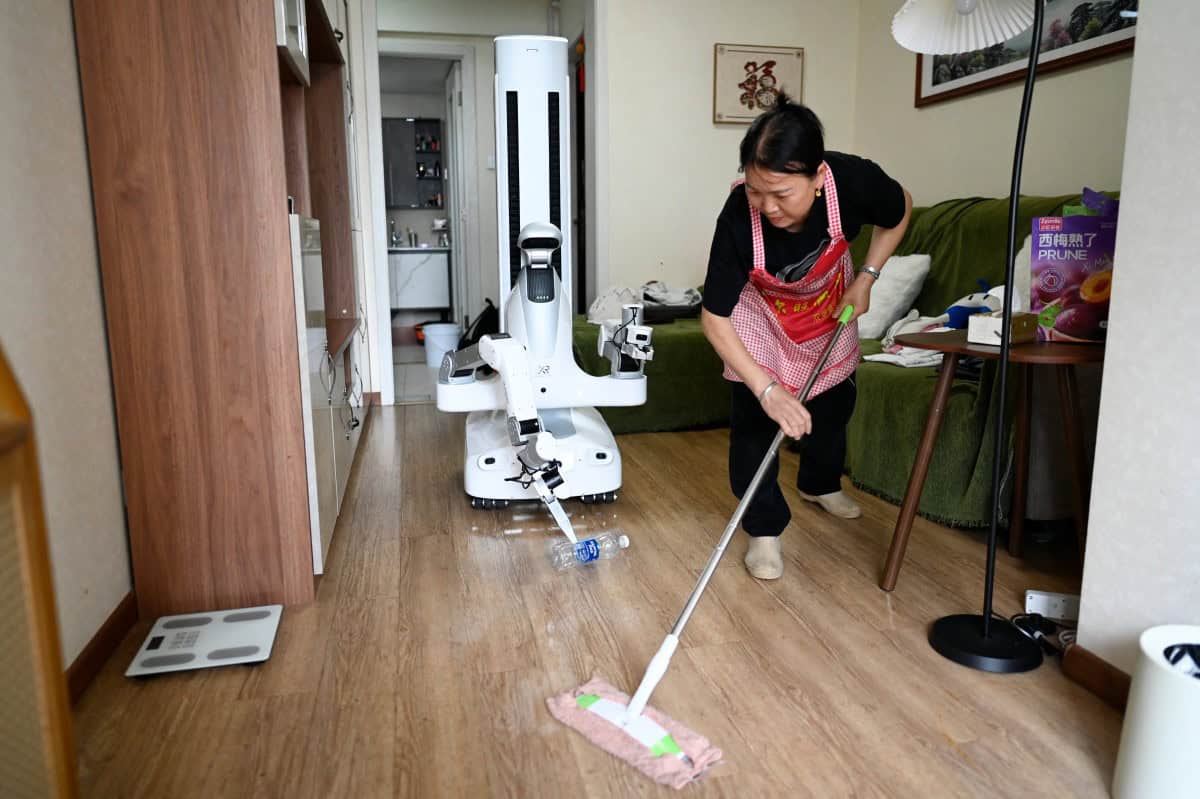 Robots de limpieza salen del laboratorio y se ponen manos a la obra en los salones chinos
