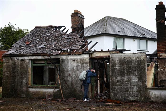 El gobierno británico condena la violencia racista tras otra noche de disturbios en Belfast El gobierno británico condena la violencia racista tras otra noche de disturbios en Belfast