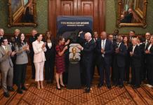 Sheinbaum da cordial bienvenida a Infantino en Palacio Nacional antes de la inauguración