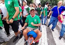 Con sillas de ruedas y bastones, aficionados se suman a la inauguración del Fan Fest