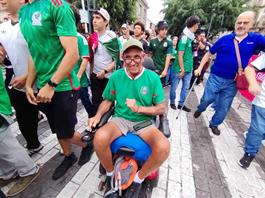 Con sillas de ruedas y bastones, aficionados se suman a la inauguraci&oacute;n del Fan Fest