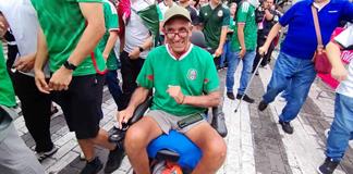 Con sillas de ruedas y bastones, aficionados se suman a la inauguración del Fan Fest Con sillas de ruedas y bastones, aficionados se suman a la inauguración del Fan Fest