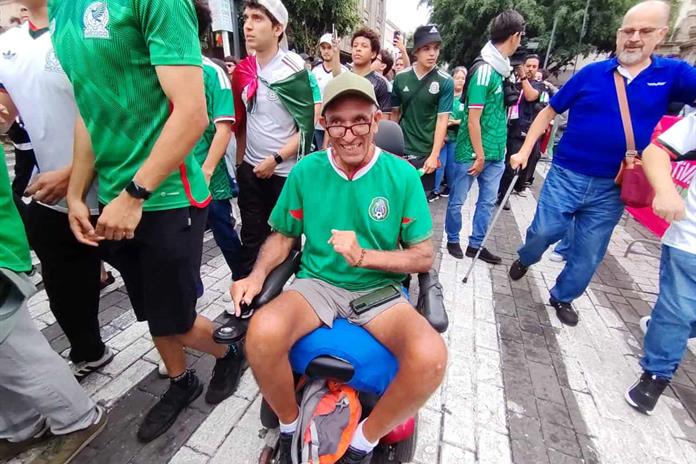 Con sillas de ruedas y bastones, aficionados se suman a la inauguración del Fan Fest Con sillas de ruedas y bastones, aficionados se suman a la inauguración del Fan Fest