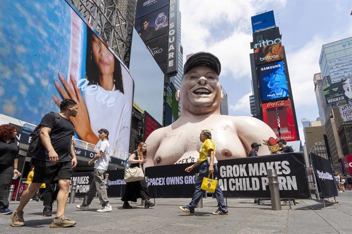 Un Musk gigante toma Times Square como protesta contra pornografía generada con IA Un Musk gigante toma Times Square como protesta contra pornografía generada con IA