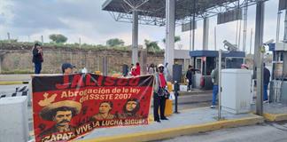 Maestros de la Asamblea Magisterial de Jalisco toman casetas en apoyo a la CNTE