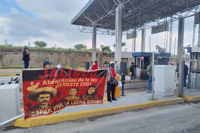 Maestros de la Asamblea Magisterial de Jalisco toman casetas en apoyo a la CNTE Maestros de la Asamblea Magisterial de Jalisco toman casetas en apoyo a la CNTE