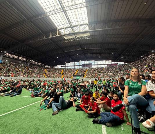 Entre goles, abrazos y euforia, miles viven el debut triunfal de M&eacute;xico en la Zona Fan Vibra Jalisco